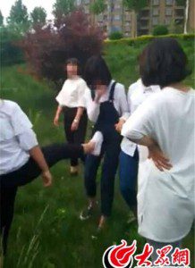 山东8名女生群殴女同学 对镜头比“剪刀手”拍照(图)