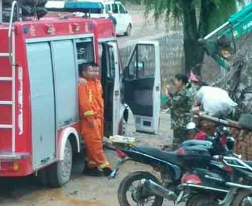 消防员不救人忙自拍 因第一次出警而兴奋自拍