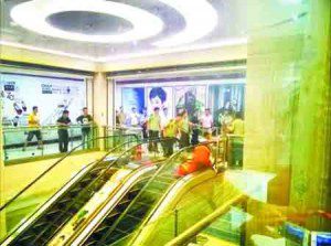 湖北：女子被商场手扶电梯“吞没”身亡(图)
