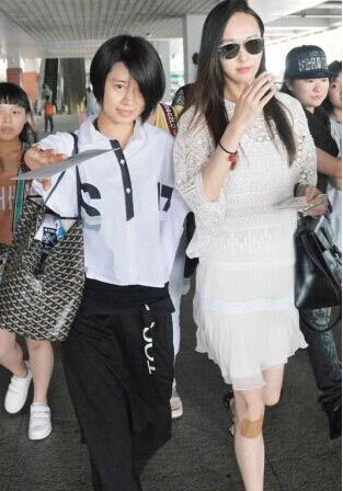 唐嫣穿薄纱裙现身机场 看看谁是“机场女王”？