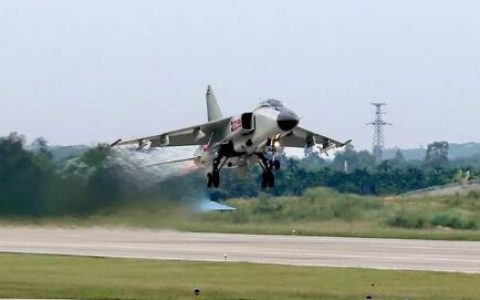 南海海域开展大规模空空导弹实射训练