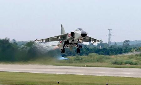 南海海域开展大规模空空导弹实射训练