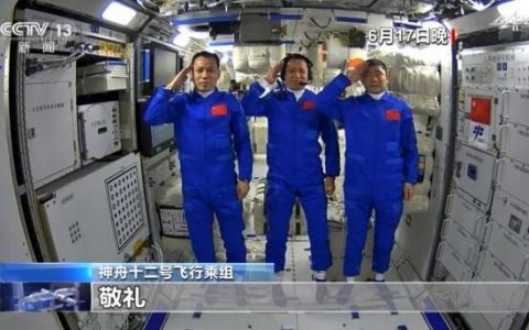 航天员的牛年公仔挂进核心舱