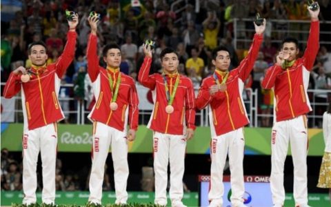 中国体操男团获得铜牌