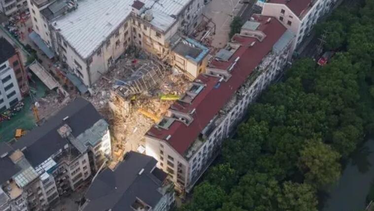 苏州坍塌酒店主辅楼连接墙体3年前已出现裂缝