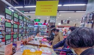 武汉一超市内悬挂“大米储备任务牌”，市民：“倍感安心！”