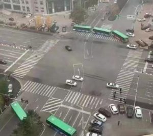 大连庄河全市红灯，还用公交车封路？