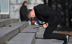 法国天主教性侵21万儿童 主教团主席下跪忏悔引热议