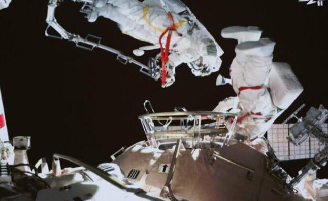 这是11月7日在北京航天飞行控制中心拍摄的神舟十三号航天员翟志刚、王亚平同时在舱外操作的场景