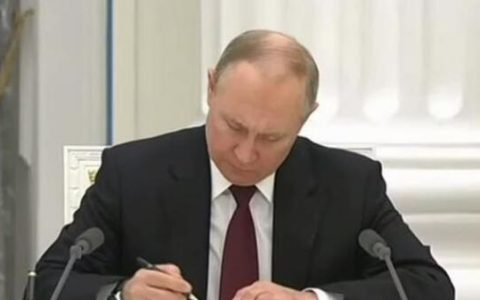 普京签署宣布承认顿涅茨克人民共和国和卢甘斯克人民共和国总统令