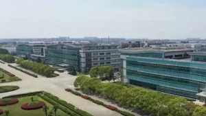 防疫生产并重 上海万人工厂有序复工复产