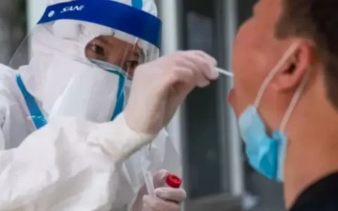 北京一男子得知自己是密接后独守车内，14小时后小区解封