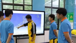 让青春之花在不懈奋斗中绚丽绽放