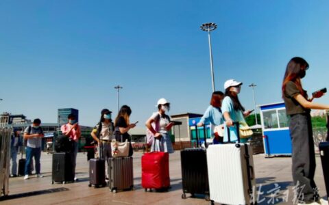 北京高校学生开启返乡旅程，西站迎来客流“高峰”