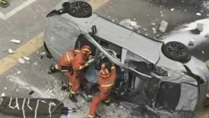 上海一辆蔚来测试车从高处坠下，两名试车员送医后不幸身亡