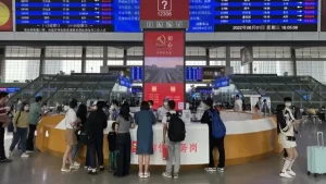 铁路成都东站所有列车暂时停发，已增开退票窗口