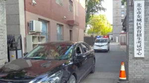 直击北京高考试卷押运丨车辆装GPS定位，民警全程押送