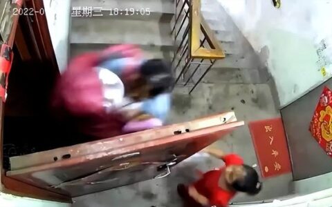 警方回应“母女被雨衣男拖拽进屋”：大人小孩都没事，视频中的男女刚离婚