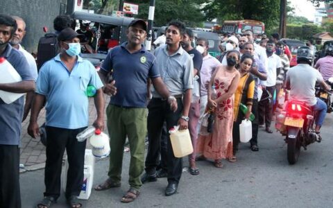 “国家破产”，总统总理辞职，斯里兰卡何去何从？