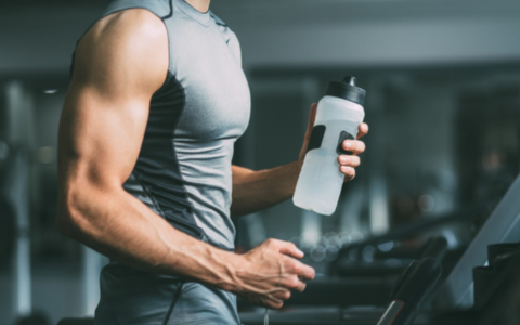 新加坡健身教练每天逼90岁母亲做运动：早晚走3公里 还要踢拳做操