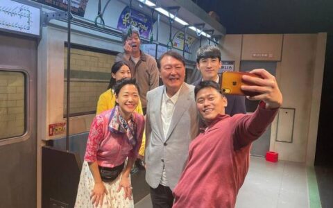 韩国总统休假开心看戏剧 不见佩洛西