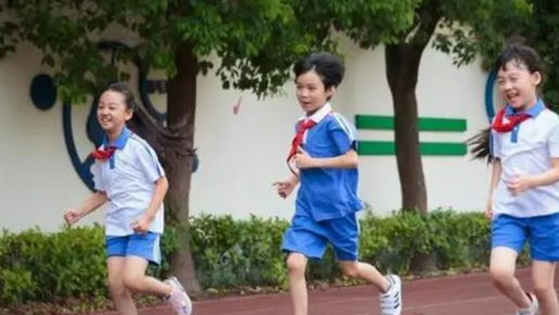 四部门：中小学校每节课间应安排学生走出教室适量活动
