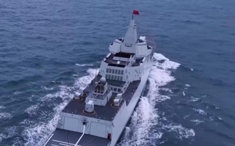 一镜到底看“万吨大驱”到底有多大 东莞舰首训东海