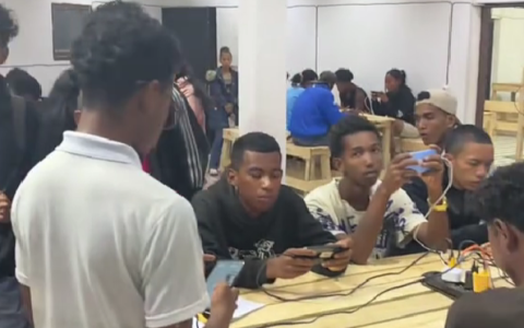 中国男子在非洲开手机网吧：生意超好 需排队取号