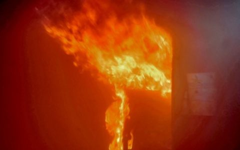 做饭时接个电话家变废墟 厨房用火不离人