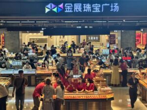 金价跌回3字头 半年回撤30%