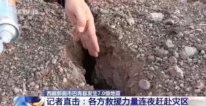 西藏地震现场地面的裂缝比手宽