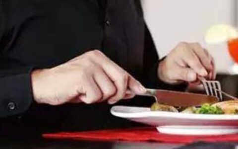 吃西餐是左手拿刀还是右手拿刀