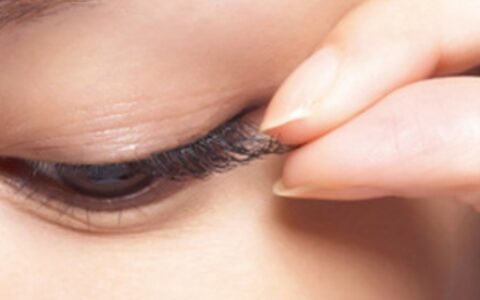 假睫毛贴在真睫毛上面还是下面
