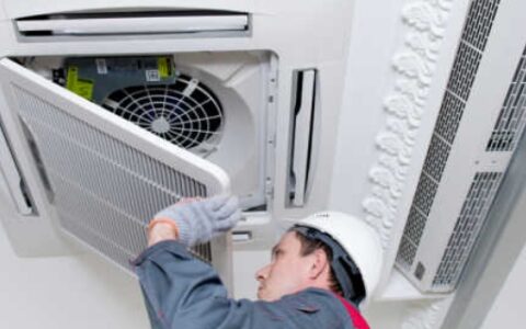 中央空调吹出来的风有异味是什么原因